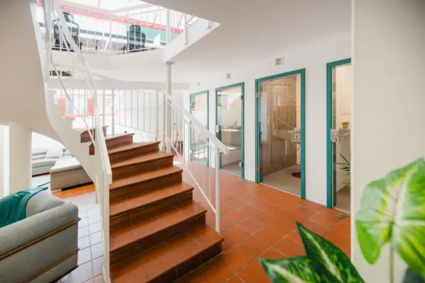 Treppe in einem Gebäude mit Wand und Handlauf.