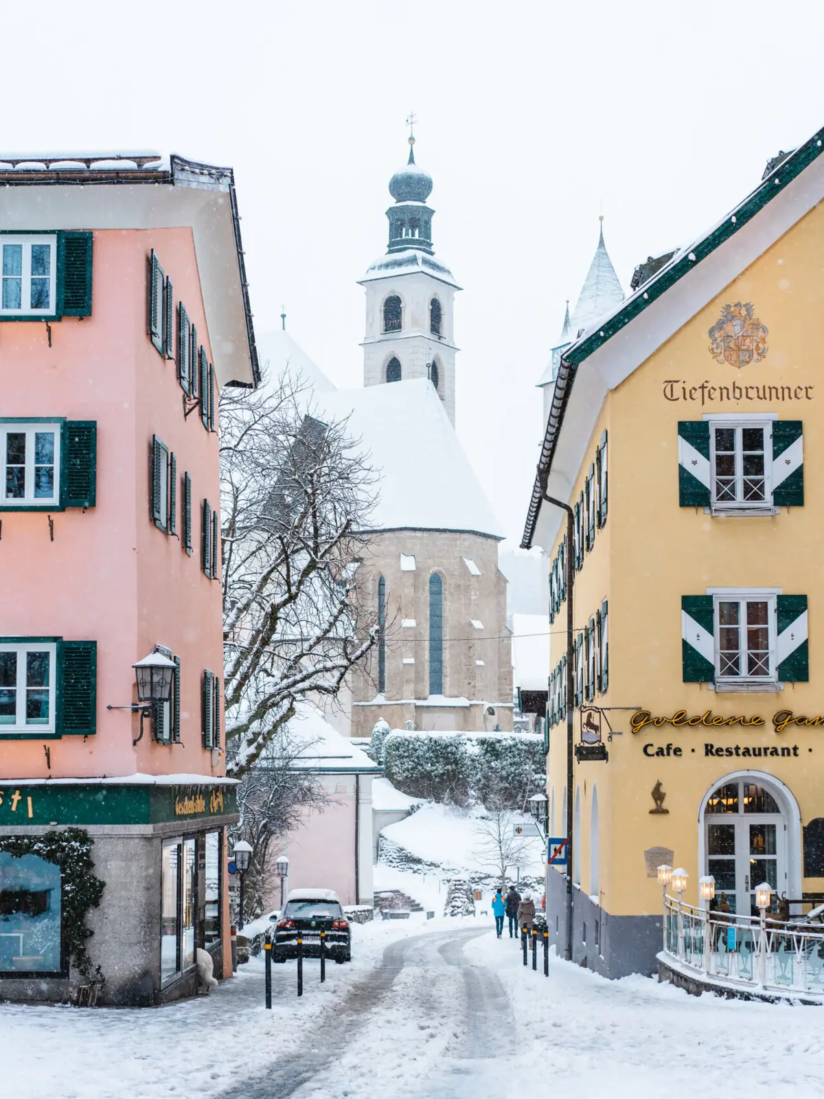 Eine Gruppe von Gebäuden mit Schnee auf dem Boden.