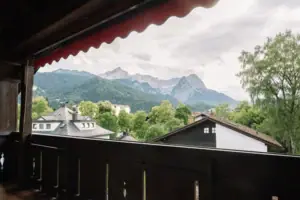Balkon im HENRI Garmisch-Partenkirchen Blick auf Berge und Bäume von einem Balkon