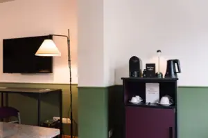 Kaffee- und Teestation im HENRI Garmisch-Partenkirchen Kaffeemaschine auf einem Regal im Innenbereich