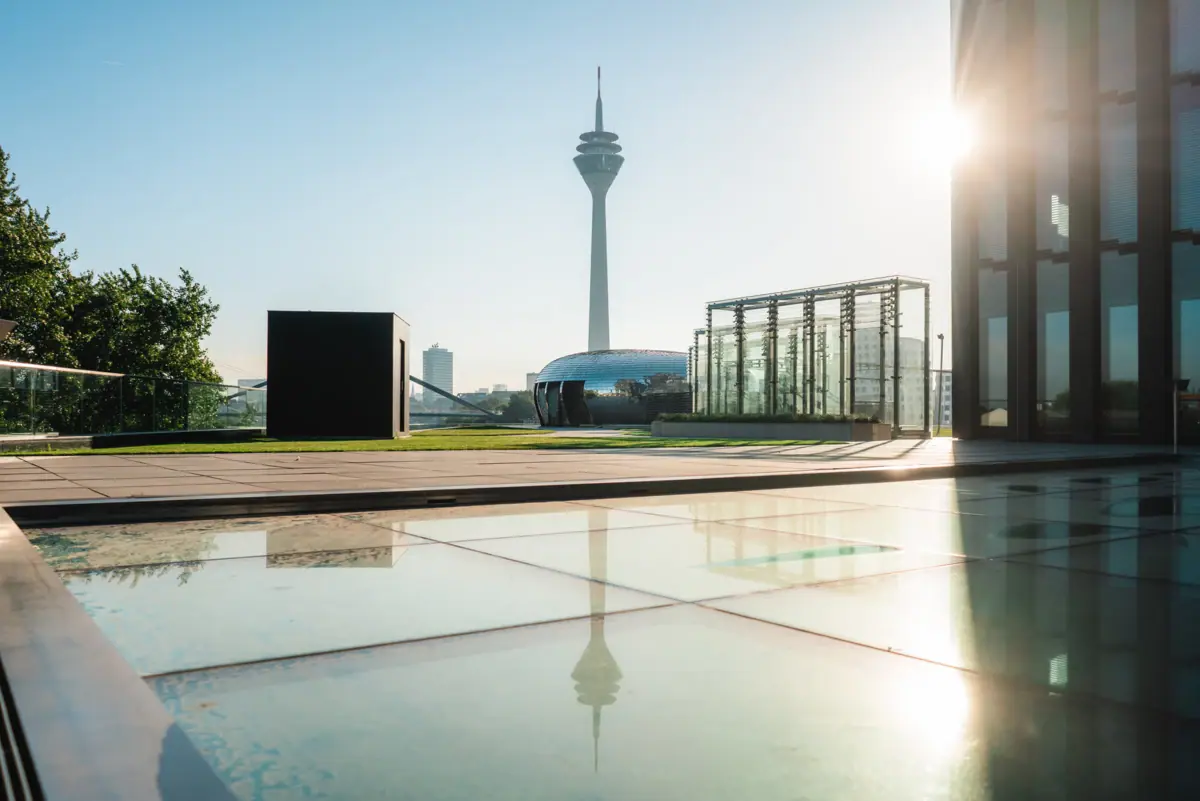 Düsseldorf Medienhafen Fahrradtour Glasboden mit Turm im Hintergrund
