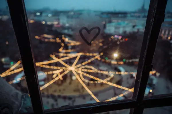 Ein Herz auf einem Fenster gezeichnet.