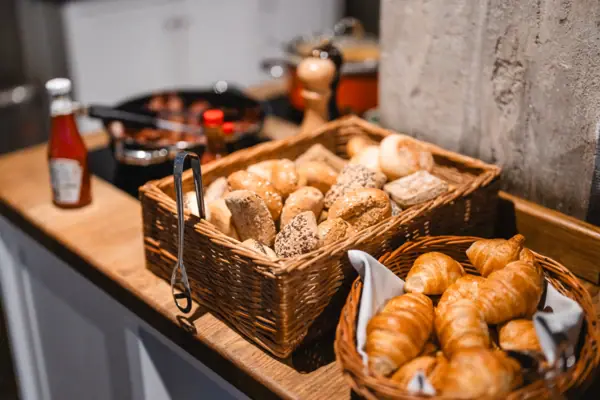 Körbe mit Brot und Croissants auf einer Theke