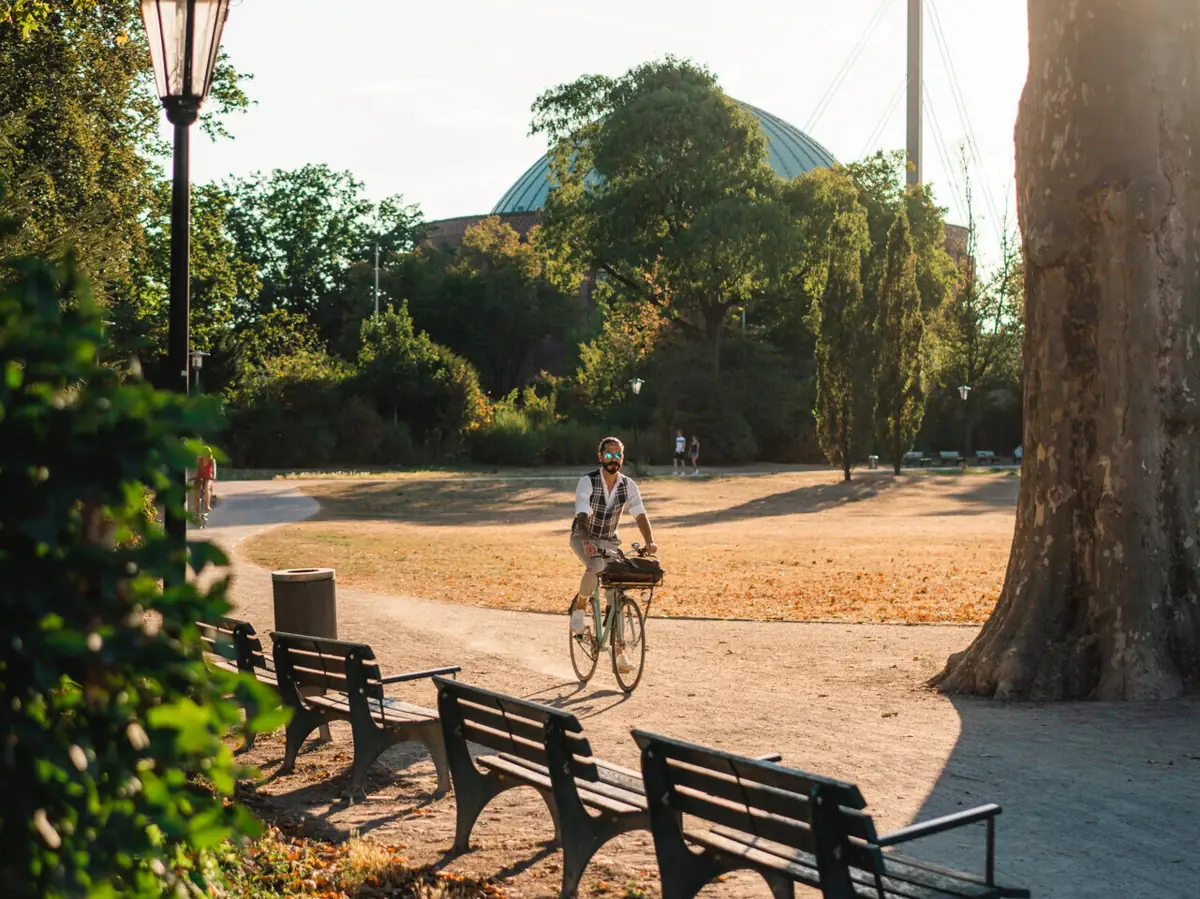 Eine Person fährt Fahrrad in einem Park.