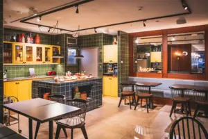 Ein Raum mit Tischen und Stühlen.