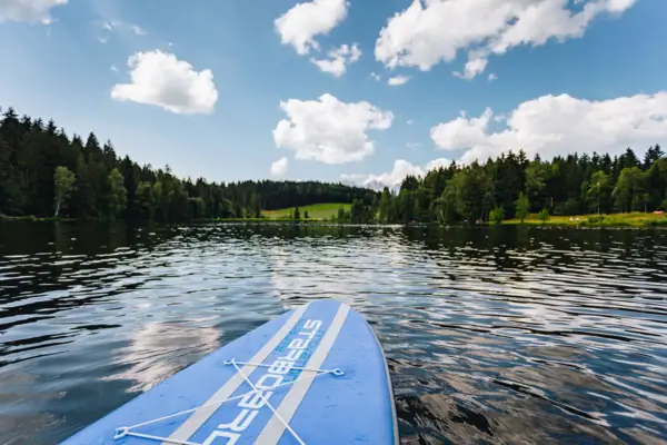 Ein Stand-Up-Paddle-Board auf einem See.