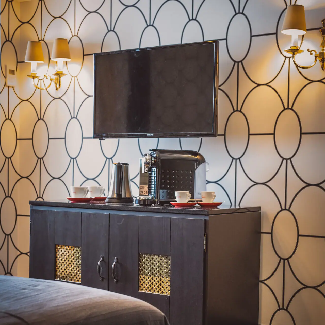 Ein Fernseher auf einem Schrank.