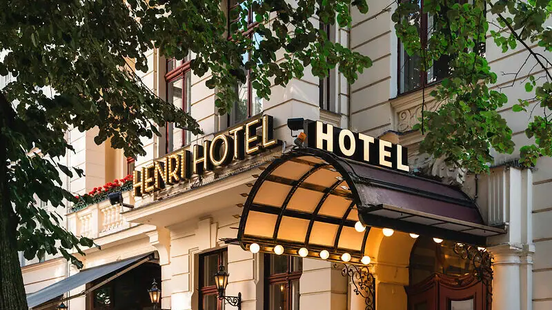 Hotelgebäude mit beleuchteter Fassade und Fenstern.