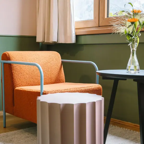 Ein Stuhl und ein Tisch in einem Raum.