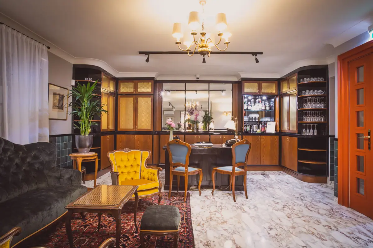 Lounge HENRI Wien Ein Raum mit einem Tisch und Stühlen.