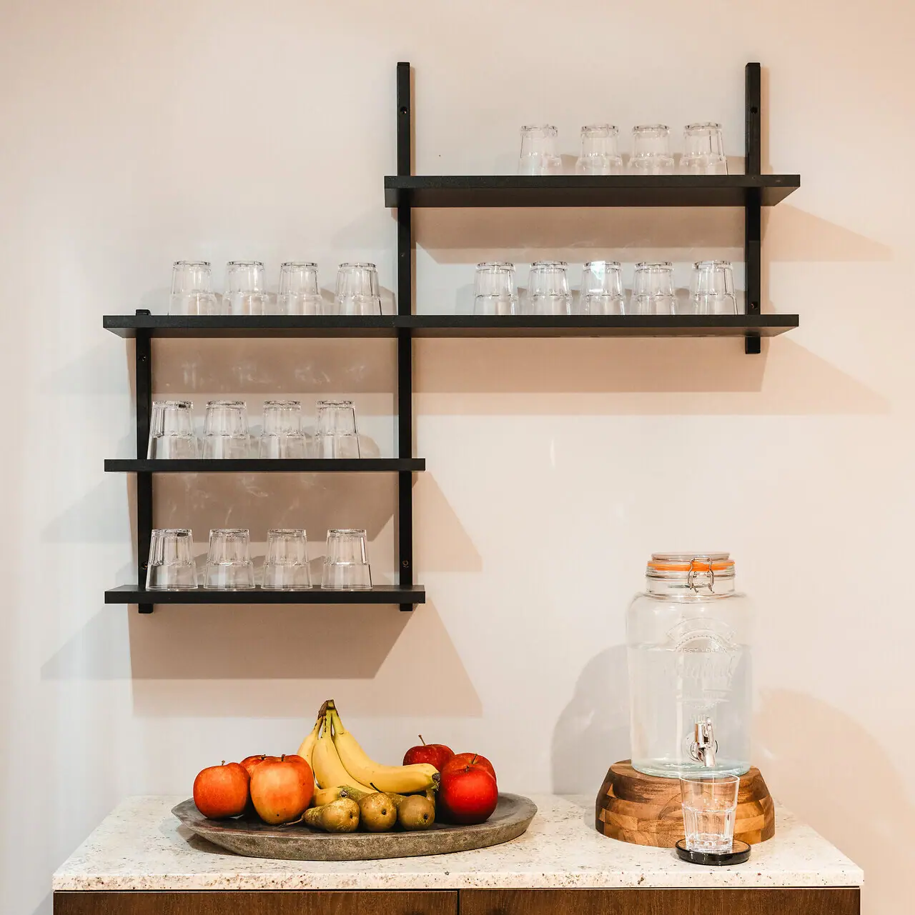 Eine Frucht auf einem Teller auf einer Arbeitsplatte.