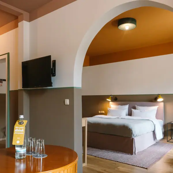 Ein Zimmer mit einem Bett und einem Fernseher.
