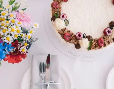 Hochzeit im HENRI Hotel Kitzbühel Hochzeit im HENRI Hotel Kitzbühel mit einem Kuchen und Blumen.