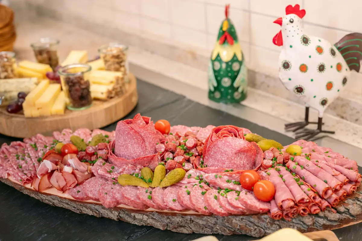 Eine Platte mit Fleisch und Gemüse.