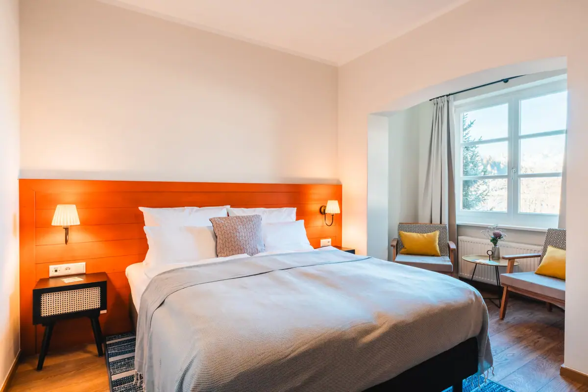 Wohnbereich Haus Kaiser – Antiquitäten & Komfort im HENRI Kitzbühel