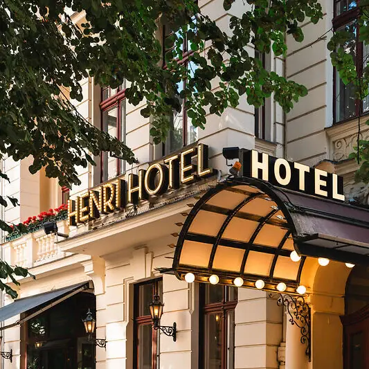 An einem Gebäude stehen die Buchstaben HERNI HOTEL..