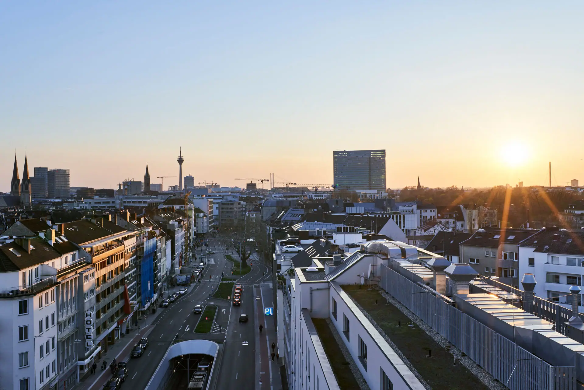 Düsseldorf Stadtansicht mit Gebäuden und Straße