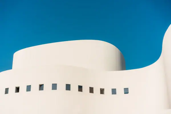 Das Schauspielhaus Düsseldorf von außen vor blauem Himmel