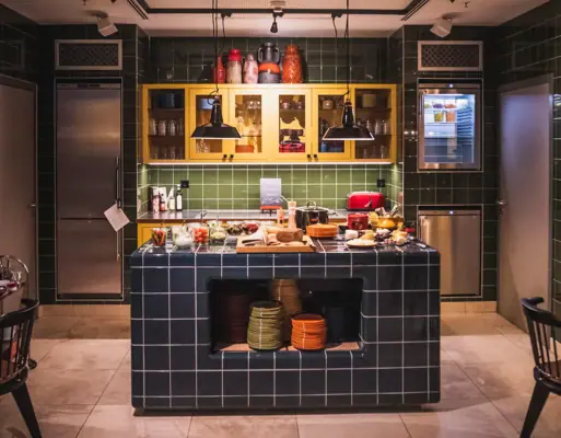 Eine Küche mit Theke und Stühlen.