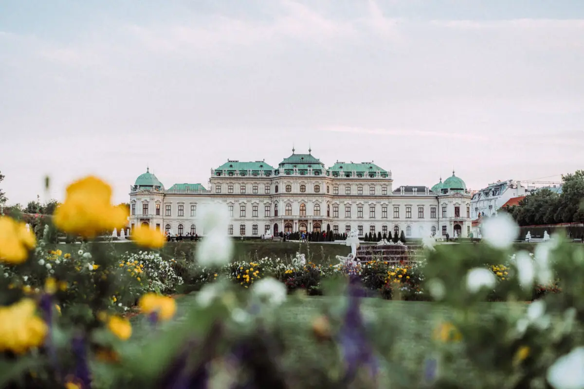 Schloss Belvedere Wien Schlossgarten Das Schloss Belvedere Wien mit grünen Dächern und Schlossgarten.