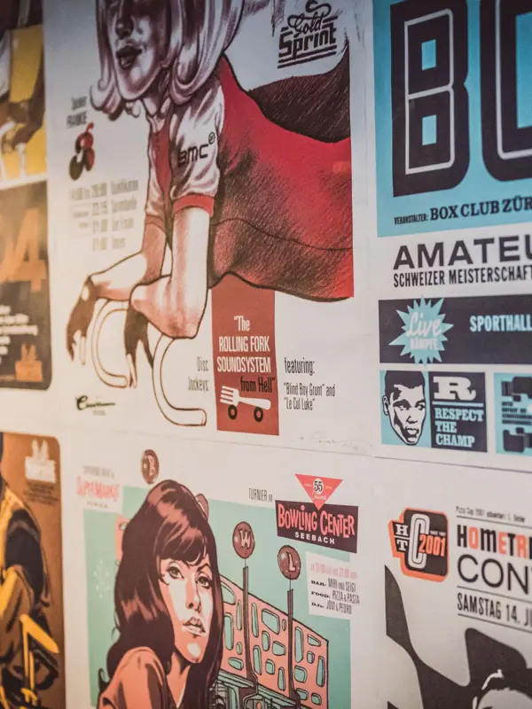 Eine Wand mit mehreren Postern.