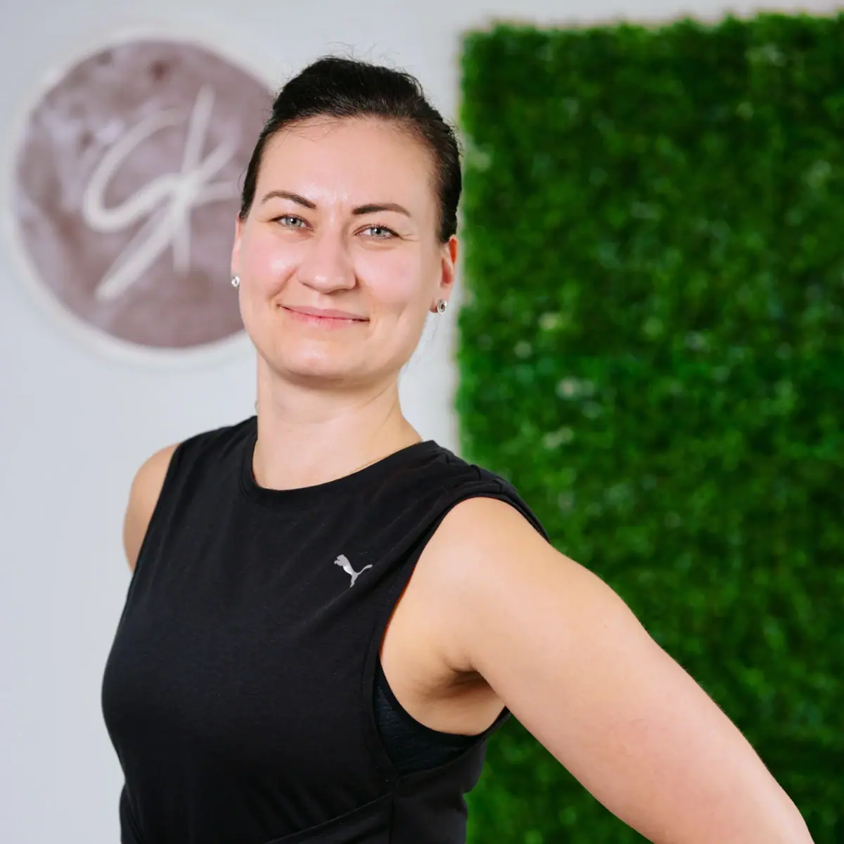 Svenja Kunde Frau in schwarzem Shirt lächelnd.