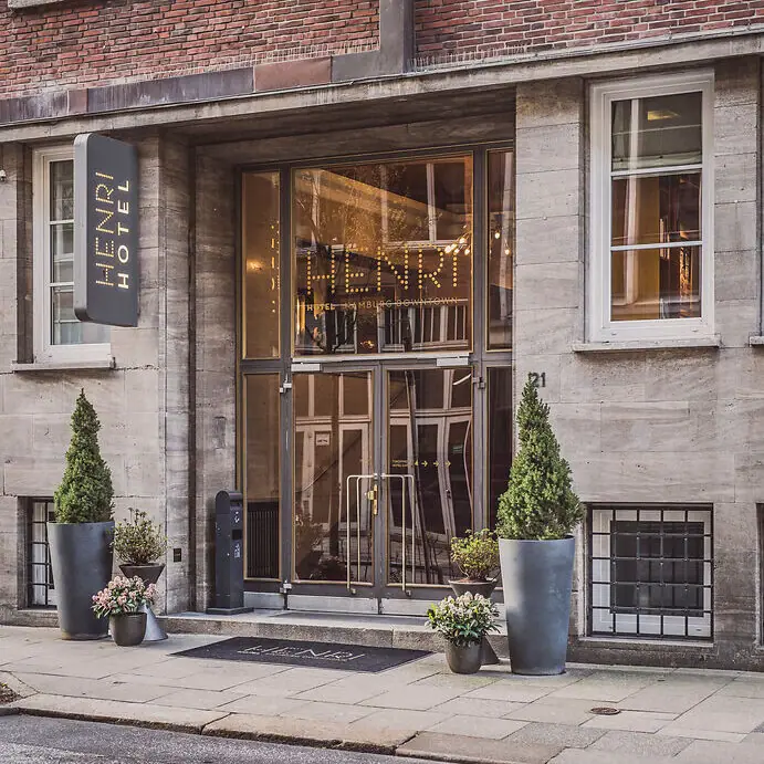 Ein Gebäude mit Glastüren und einem Schild.