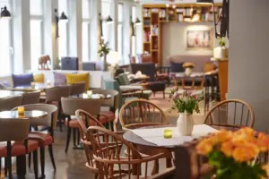 Tische und Stühle in Loungebereich