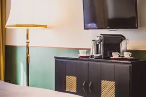 Ein Fernseher auf einem Schrank.