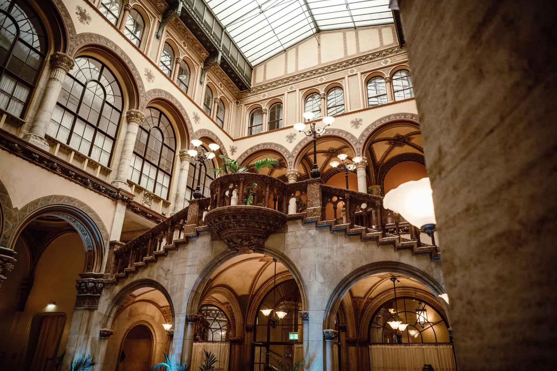 Wien Innenstadt Ein großes Gebäude mit Treppe und Glasdach.