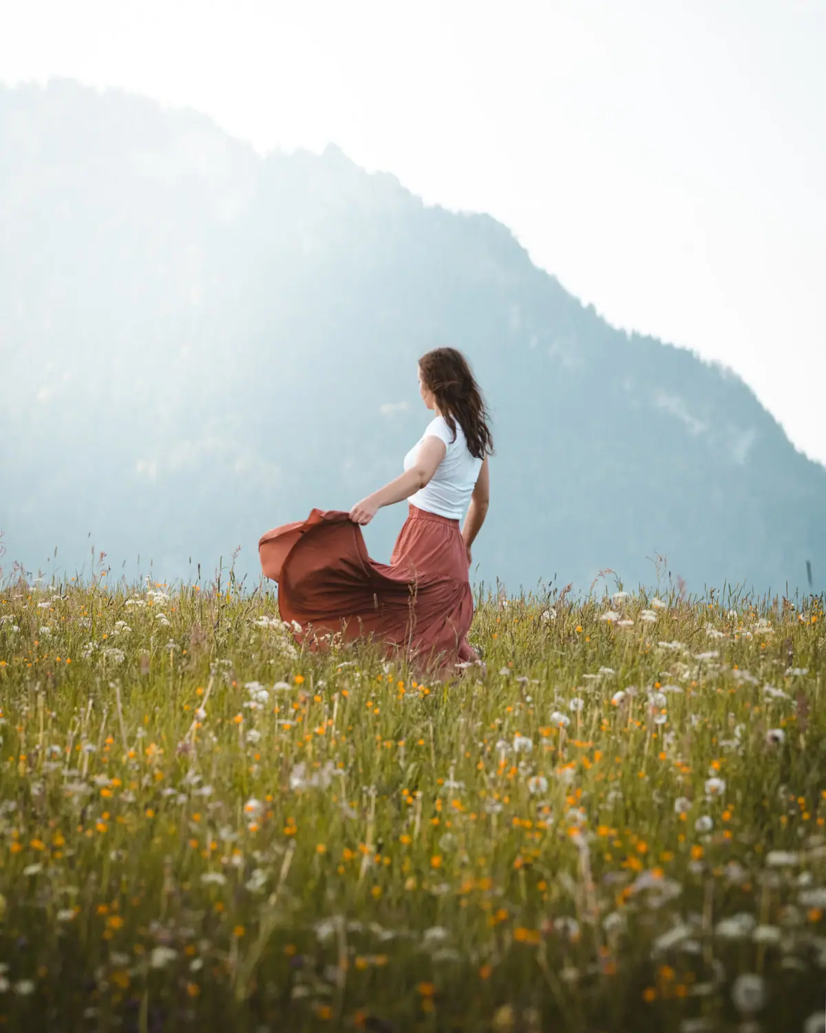 Eine Frau in einem Blumenfeld.