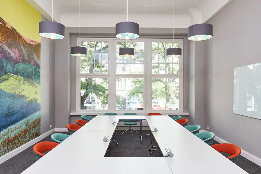 Ein Coworking Space mit einem Tisch und Stühlen.