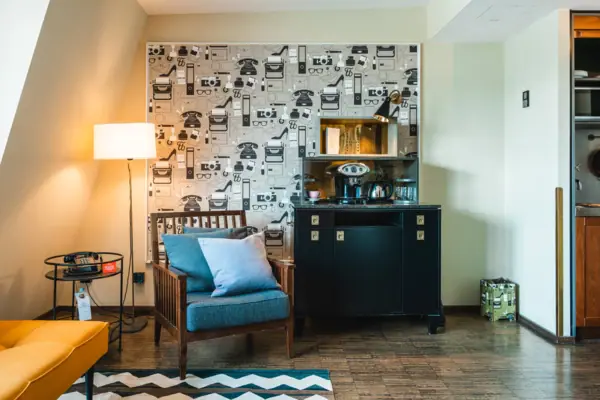 Sessel neben einem Schrank in einer Suite.