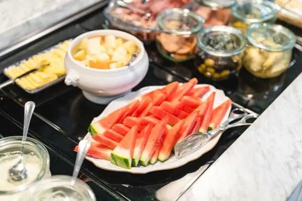 Ein Teller mit Wassermelonenstücken und Früchten.
