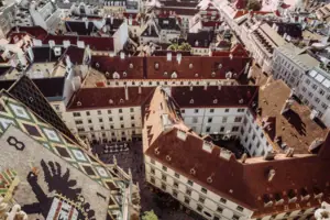 Luftaufnahme einer Stadt mit Gebäuden und Häusern.