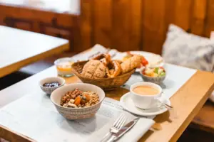 Frühstück im HENRI Hotel Ein Frühstückstisch mit Essen und einer Tasse Kaffee.