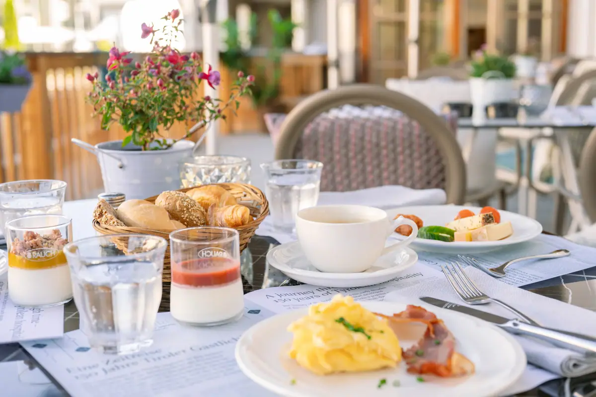 Ein Tisch mit Speisen und Getränken darauf.