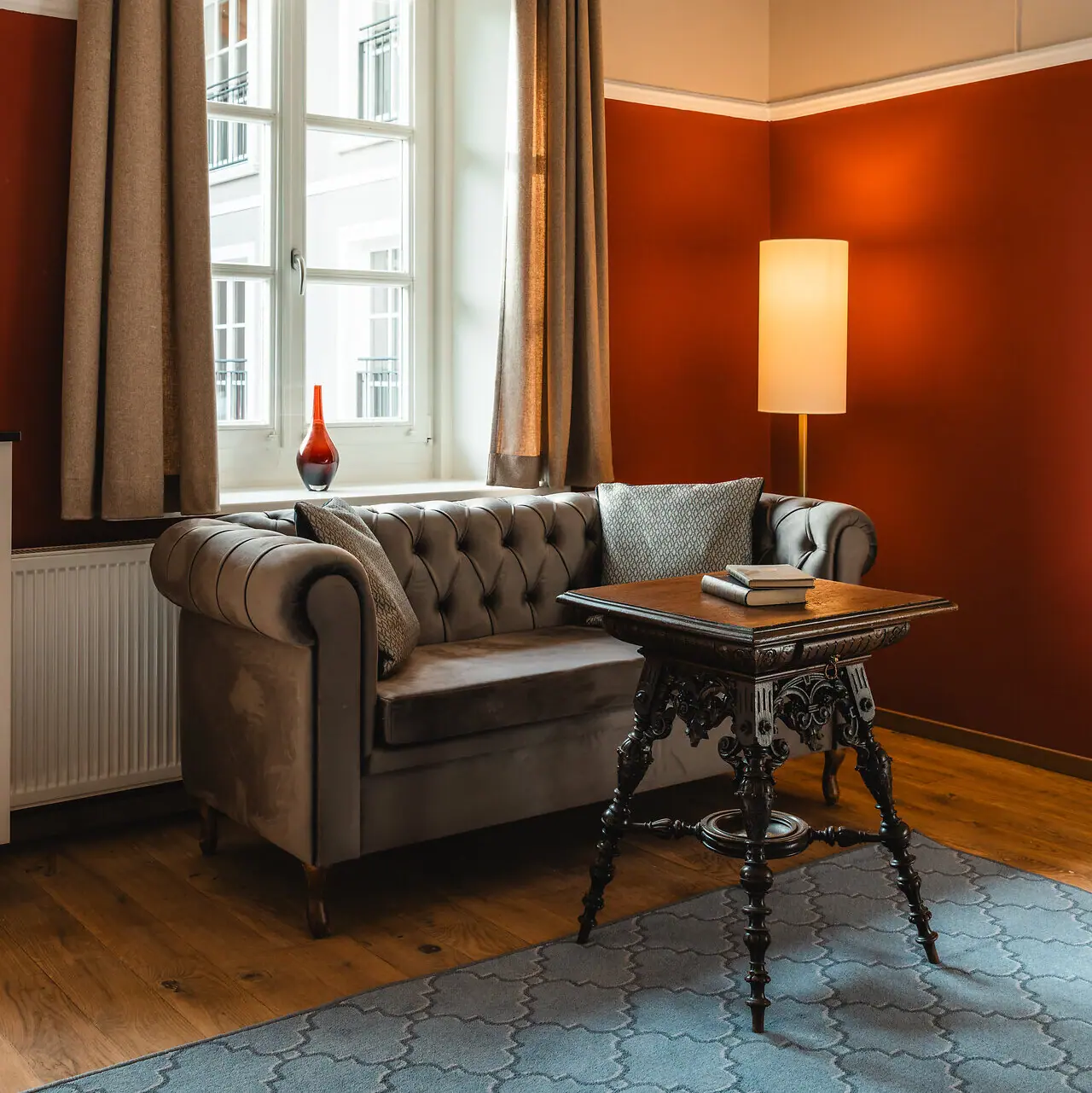 Couch und Tisch in einem stilvoll eingerichteten Raum.