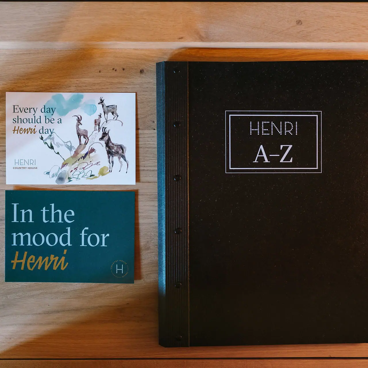 Ein Buch und eine Visitenkarte auf einem Tisch.