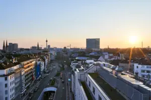 Stadtansicht mit Gebäuden und Straße