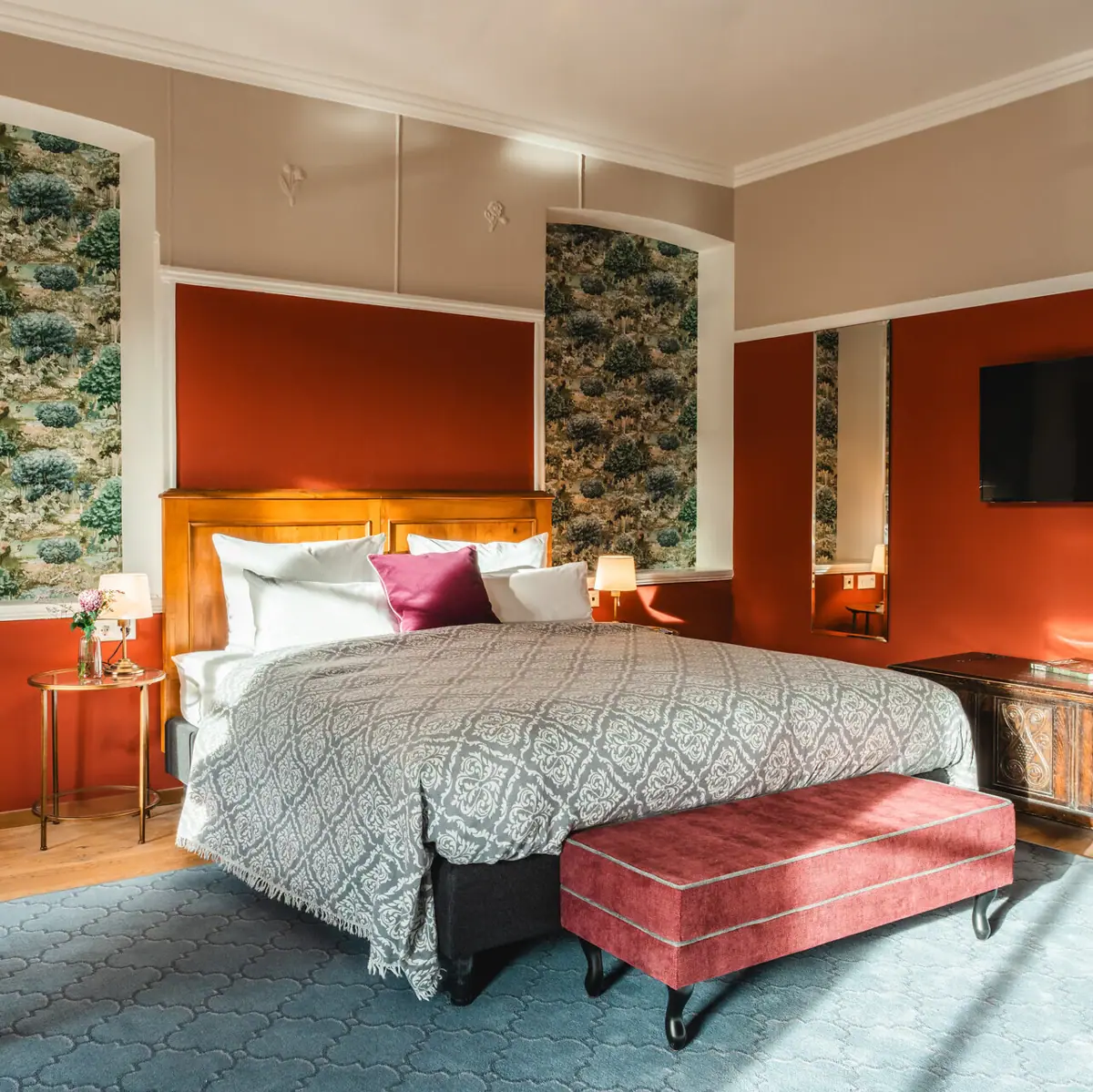 Schlafzimmer mit einem Bett und einem Fernseher.