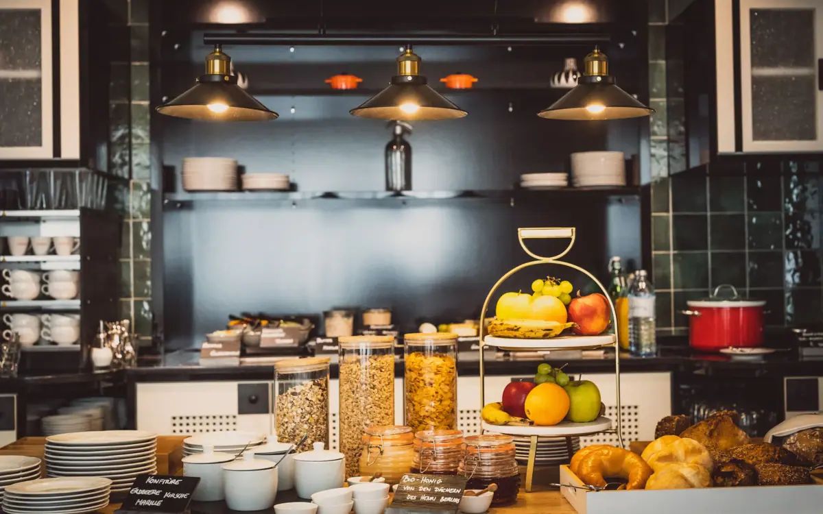 Ein Gericht auf einem Tisch in einer Küche.