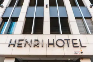 Ein Schild an einem Gebäude.
