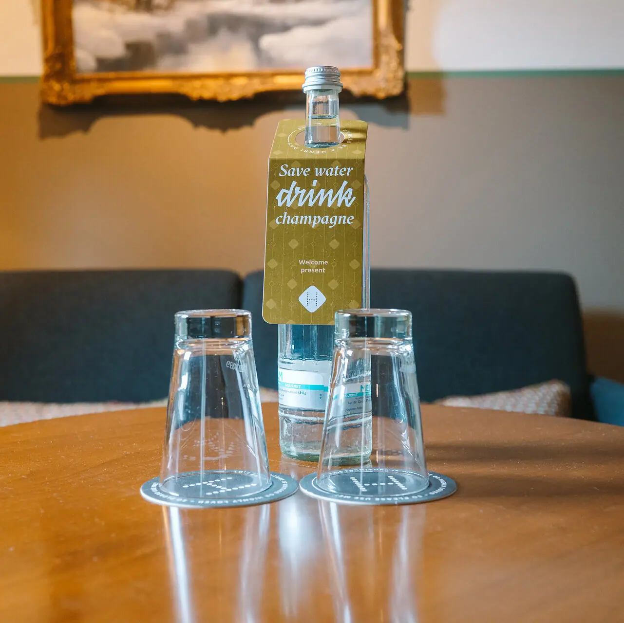 Eine Flasche und Gläser auf einem Tisch.