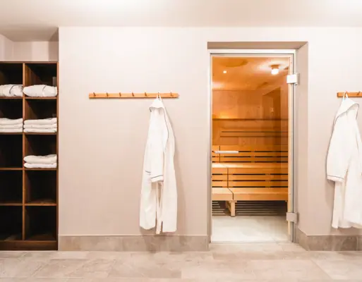 Ein Zimmer mit Sauna und Handtuchhalter.