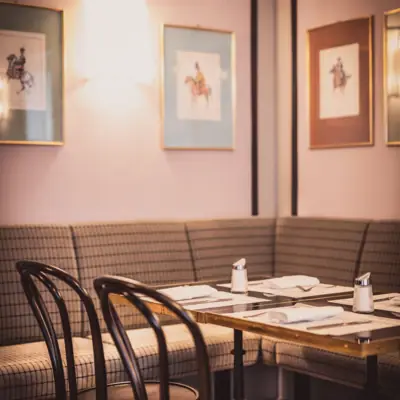 Ein Tisch mit einem Set aus Servietten und Stühlen in einem Restaurant.