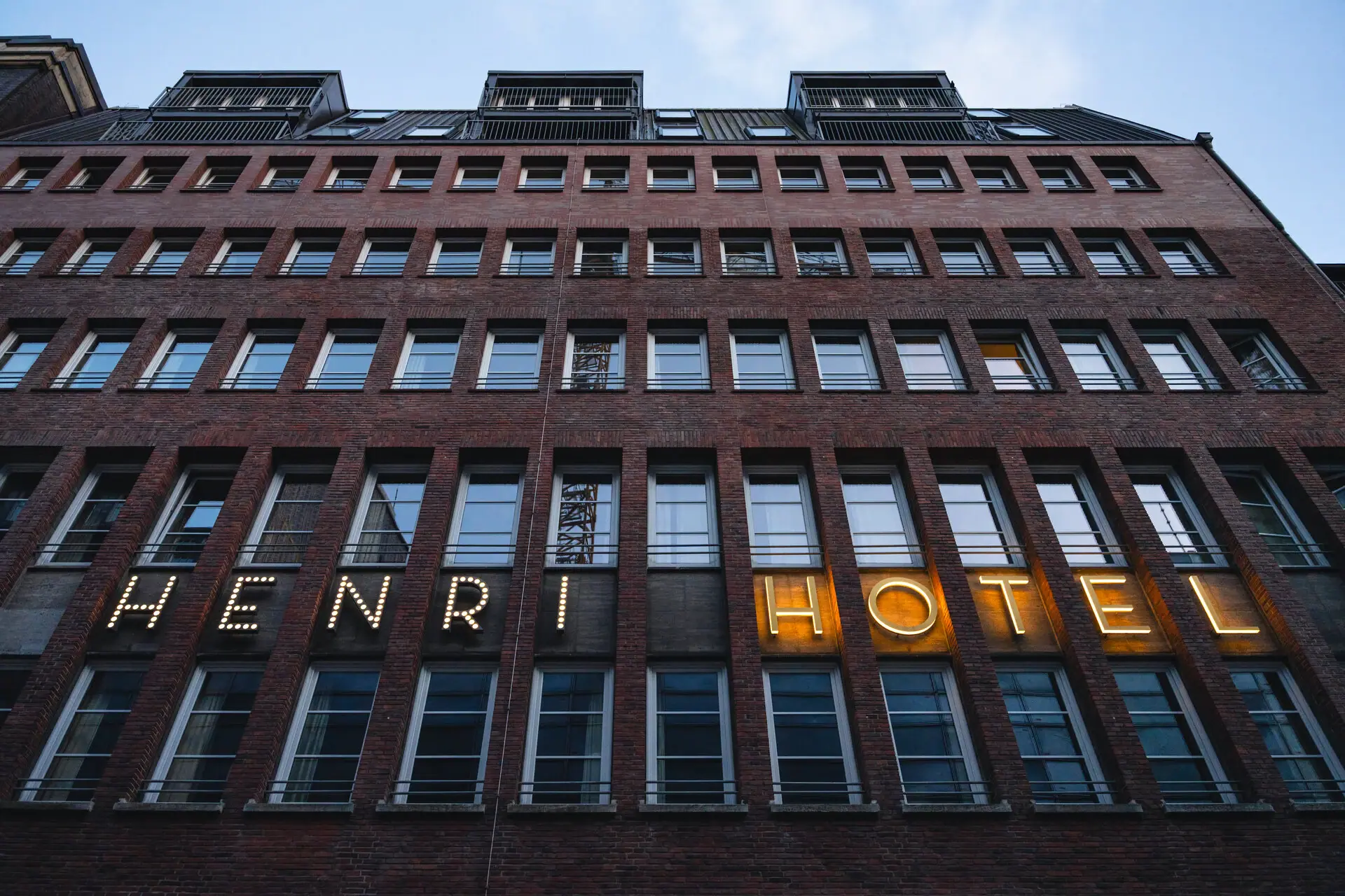 HENRI Hotel Hamburg Außenansicht Backsteinfassade des Hotels HENRI Hamburg