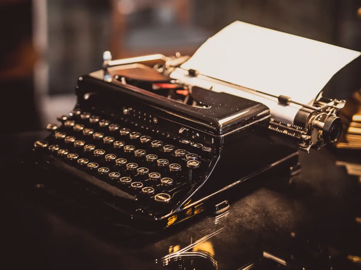 Schreibmaschine auf einem Tisch