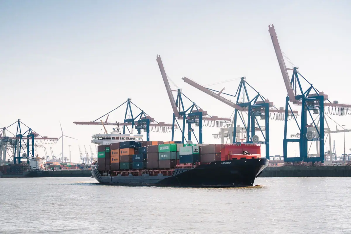 Großes Containerschiff auf dem Wasser.