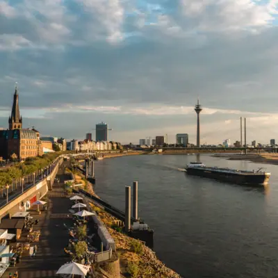 Ein Fluss mit einem Boot darauf.